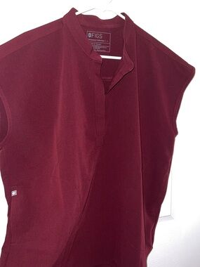 Figs Women's Rafaela Top in Burgundy